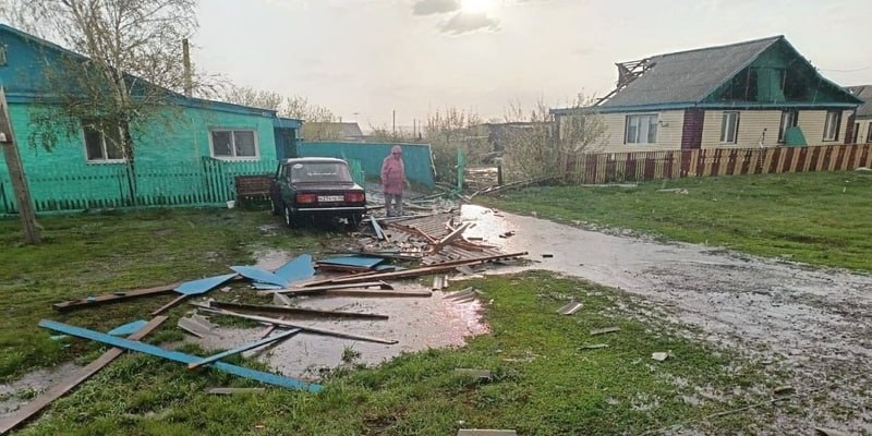 Ураган повредил дома в Омской области Сильный шторм, который прошел накануне, сорвал крыши с нескольких жилых зданий в Омской области. Сообщается, что среди пострадавших – населенные пункты Полтавского района, включая деревню Шахово. Фотографии с места происшествия показывают значительные повреждения кровли ряда частных домов, обломки стройматериалов разбросаны прямо на улицах. Администрация Полтавского района подтвердила, что контролирует ситуацию. Утром туда выехала специальная комиссия вместе с руководителем сельского поселения Ворошиловское, чтобы лично проверить состояние поврежденных строений после стихии. Власти района уточнили: жители получат всю необходимую информацию относительно размера нанесенного урона и последующих действий. Согласно метеопрогнозу, ветер останется сильным, достигая скорости около 25 м/с еще в течение дня и ночи. Читай Омск Первый #Омск #Омскаяобласть #Омскновости #НовостиОмска #Омскаяобластьновости #новостиОмскойобласти #ЧП #ветер