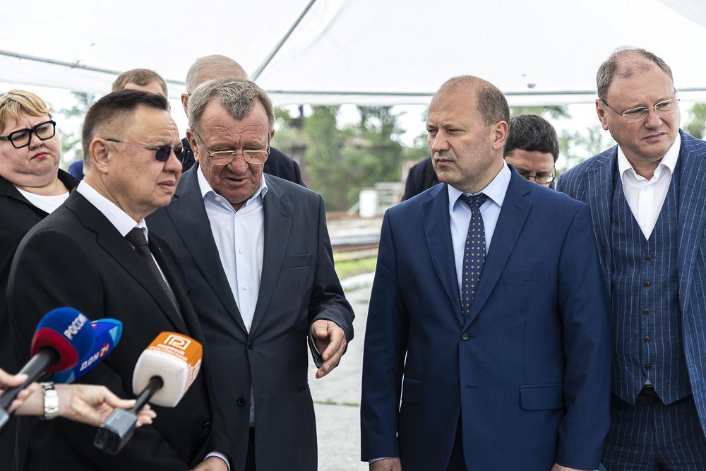 Глава Минстроя России Ирек Файзуллин проверил ход подготовки к реконструкции очистных сооружений Ростова-на-Дону Предстоящая реконструкция направлена на снижение нагрузки и негативного воздействия на главную водную артерию региона. Проектом предполагается строительство дополнительных блоков очистки и модернизации существующих технологических участков. Работы в рамках реконструкции ориентированы на обновление и модернизацию действующих сооружений, строительство новых объектов и повышение качества очистки воды до уровня необходимых стандартов. В планах – замена ключевых компонентов системы биологического очищения и фильтрации, модернизация блоков механической очистки, а также возведение новых объектов – приемной камеры, современных песколовок и сорозадерживающих решеток. Реализация проекта подразумевает увеличение мощности очистительных объектов города, что позволит повысить качество очистки сточных вод, снизить нагрузку на Дон, сохранить его природную чистоту и биоразнообразие, создать безопасную, комфортную и экологичную среду для жителей Ростова-на-Дону.