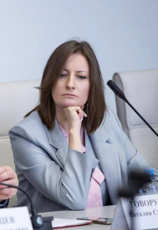 Министра Минздрава Говорушкину уволили — СМИ.  Заявление на увольнение якобы подписал губернатор. Официально Наталья Говорушкина до сегодняшнего дня была в отпуске.  Увольнение, предположительно, связано со скандалом на планёрке в Минздраве: тогда Говорушкина обвинила «Губернские аптеки» в срыве поставок льготных лекарств. Досталось и председателю комитета по охране здоровья и социальной политике депутату Илье Зайцеву. Его чиновница обвинила в сговоре с компанией.  Документы об отставке обещают опубликовать сегодня. На пост Говорушкину назначили 28 октября.    Подписаться   Прислать новость