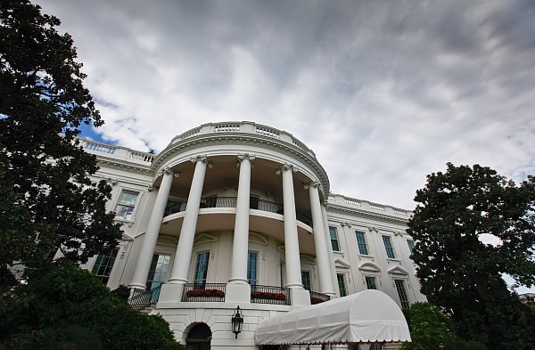Апелляционный суд США заявил что Трамп не имел право вводить пошлины так как это было сделано но их действие продлится до слушаний в Верховном суде 14 октября
