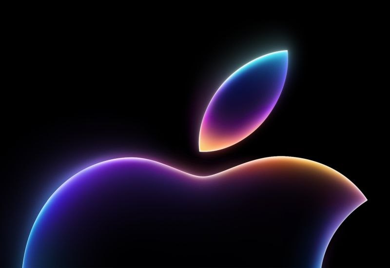Meta привлекла инженера Apple ключевого в разработке Siri и ИИ Кэ Янг бывший руководитель подразделения Apple отвечающего за технологии искусственного интеллекта перешел в Meta Ранее он возглавлял команду Answers Knowledge and Information работающую над улучшением голосового ассистента Siri который должен стать более похожим на ChatGPT благодаря интеграции возможностей веб поиска Согласно данным Bloomberg в этом году Apple уже потеряла нескольких высококлассных специалистов в области ИИ что ставит под угрозу её позиции в конкурентной среде Команда Кэ Янга в Meta где он начнет свою новую деятельность некогда занималась разработкой и внедрением технологий которые могут значительно изменить подход к поиску информации Источник изображения Apple Для более детальной информации о переходе Кэ Янга читайте на Bloomberg Unlim AI