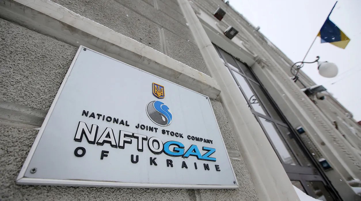 "Нафтогаз Украины" хочет взыскать с "Газпрома" $1,37 млрд В «Нафтогаз Украины» заявили, что компания направила платежное требование к «Газпрому» о взыскании $1,37 млрд в соответствии с решением международного арбитража в Цюрихе. Об этом сообщается на сайте компании. В «Нафтогазе» подчеркнули, что данная сумма включает основной долг за услуги по организации транзита газа в соответствии с соглашением 2019 года, штрафные санкции, а также компенсацию юридических расходов, которые понесла компания. В заявлении отмечается, что в случае отказа «Газпрома» добровольно выполнять решение суда, «Нафтогаз Украины» начнет реализовывать стратегию принудительного взыскания активов российского предприятия. 10 июня Арбитражный суд Санкт-Петербурга и Ленинградской области по ходатайству «Газпрома» запретил «Нафтогазу Украины» исполнять решения иностранных судов против российского газового концерна, включая аресты его имущества.