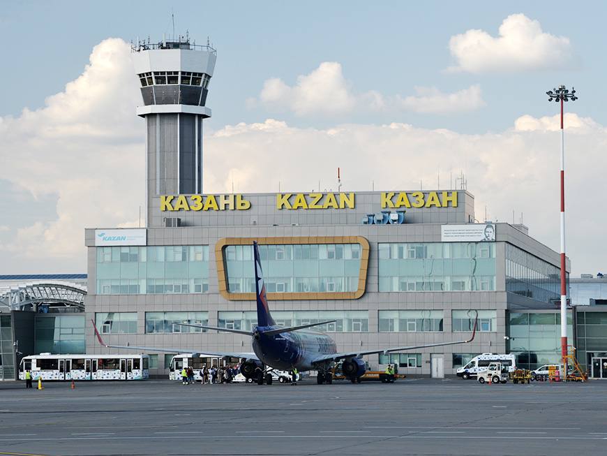 Из Казани планируют запустить прямой рейс в китайский Чунцин  Из международного аэропорта «Казань» планируется открытие прямого авиасообщения с китайским городом Чунцин. Об этом сообщил заместитель министра промышленности и торговли Татарстана Герман Лернер.  «Мы прорабатываем рейс в Чунцин. Это важный промышленный центр, юго-запад Китая. Там проживает более 32 млн человек. Этот маршрут может стать востребованным не только в туристическом, но и в экономическом плане», – рассказал Лернер.  На сегодняшний день Казань уже имеет прямое авиасообщение с двумя китайскими направлениями: регулярные перелеты в Шанхай выполняет авиакомпания China Eastern Airlines трижды в неделю, а чартерные рейсы в курортный город Санья на острове Хайнань осуществляет «Аэрофлот».  В Министерстве промышленности и торговли РТ отметили, что Татарстан активно развивает сотрудничество с Китаем. Под руководством Раиса Татарстана Рустама Минниханова регулярно проводятся бизнес-миссии в китайские регионы с участием представителей как крупных, так и малых предприятий. Основные цели – продвижение татарстанской продукции, налаживание партнерских связей и обмен опытом.  Последняя деловая поездка в Чунцин состоялась в апреле. Делегация встретилась с секретарем компартии города Юанем Цзяцзюнем и посетила ряд промышленных предприятий, включая Changan и Chongqing Machinery & Electronics Holding.  «Существует масса направлений для взаимодействия наших деловых кругов. Это торгово-экономическое сотрудничество, реализация совместных инвестиционных проектов, кооперация в IT-сфере, в здравоохранении», – подчеркнул Рустам Минниханов.  В рамках III Международного форума «РОСТКИ: Россия и Китай – взаимовыгодное сотрудничество», который пройдет 19 августа, состоится сессия, посвященная межрегиональному торгово-экономическому взаимодействию. Организатором мероприятия выступает Союз китайских предпринимателей в России.   Подписаться   Сообщить новость