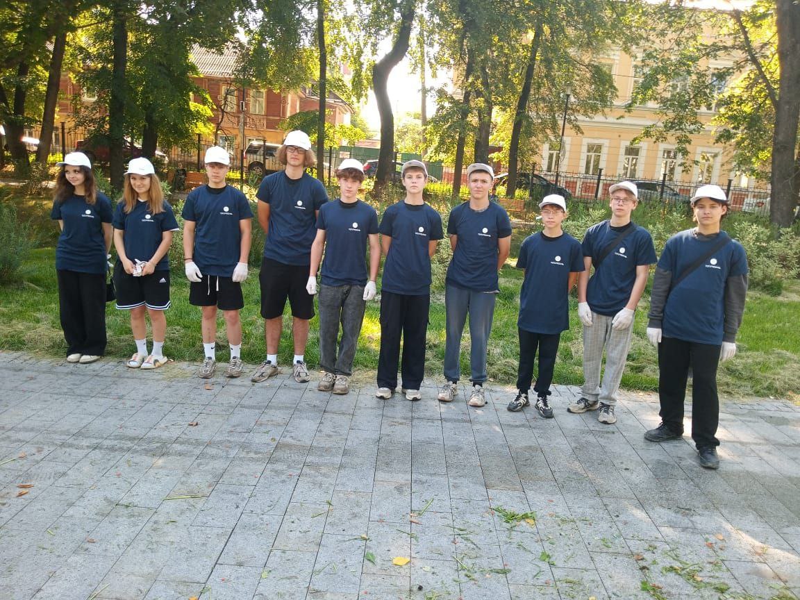 Стартовала 4-я смена трудового отряда подростков «ТОП.Рязань».  Ребята работают в Управлении по делам территорий города Рязани и Управлении Рязанского троллейбуса.  Участники смены выполняют различные виды работ: поддержание порядка в автопарке УРТ, сбор случайного мусора, окошенной травы, древесных и кустарниковых отходов на территории зеленых зон областного центра.  4-я смена – заключительная в летний период 2025 года.  Напомним, трудовой отряд подростков «ТОП. Рязань» – это добровольное объединение ребят в возрасте от 14 до 17 лет  включительно . Продолжительность смены в отряде – 10 рабочих дней, рабочее время в день – 3 часа.