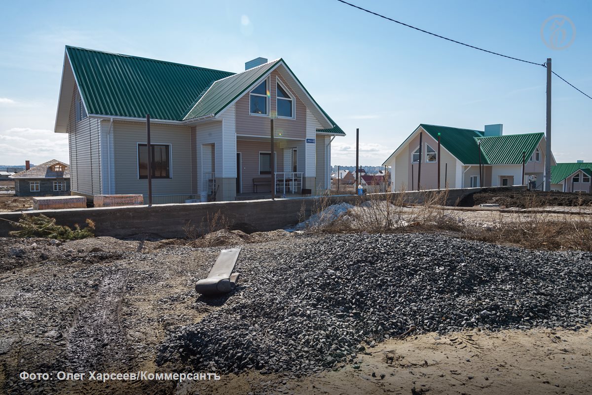 Должны ли муниципалитеты за свой счет обеспечивать инфраструктурой участки которые бесплатно выделяются многодетным семьям решит Конституционный суд КС Местные власти уже не первый раз жалуются на необходимость решать задачи не обеспеченные деньгами И хотя КС ранее подтверждал обязательность такого финансирования споры о полномочиях не утихают Более того к ним присоединяются и региональные власти которые тоже готовы нести ответственность только в пределах выделенного бюджета Подписывайтесь на Ъ в Telegram в MAX Оставляйте бусты