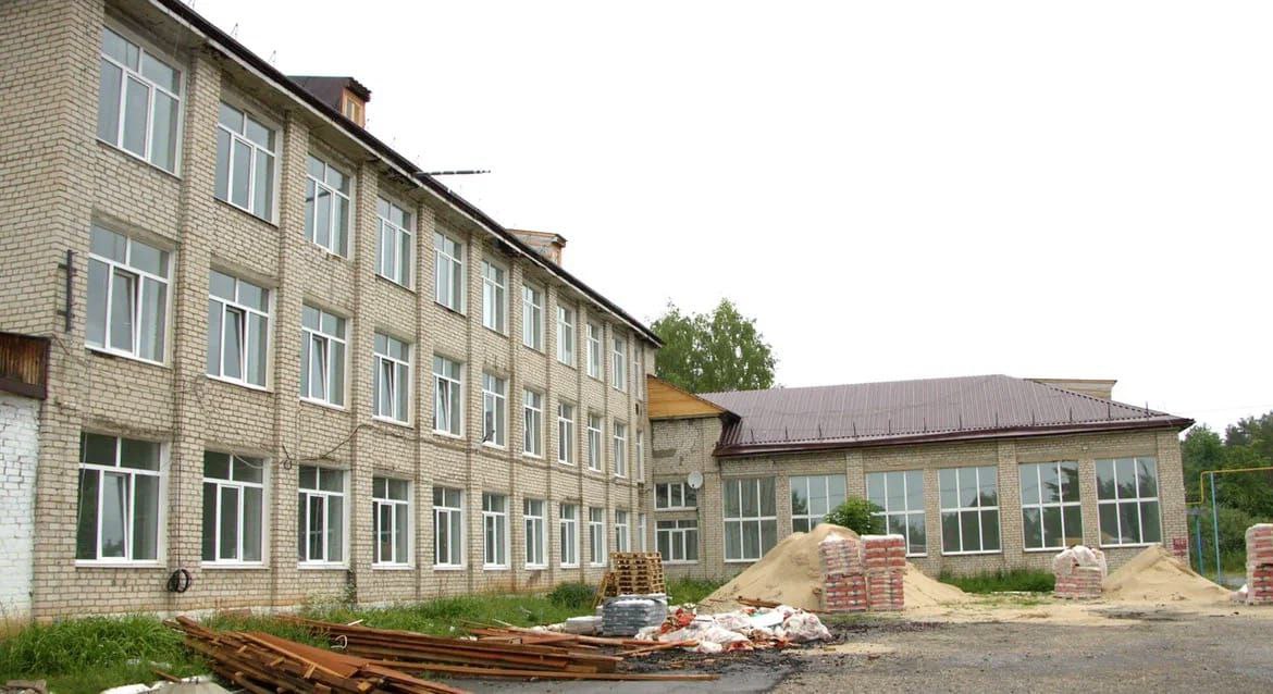 Накануне Касимовский округ посетил вице-губернатор Артём Бранов. Вместе с Иваном Бахиловым он проверил ход ремонта в Гусевской школе и средней школе №4. Работы выполняются в соответствии с графиком. В р.п. Гусь-Железный оценили благоустройство прибрежной зоны, осмотрели ремонт моста в Залесном. Посетили благоустроенную площадку в микрорайоне Черемушки, где местные жители поделились своими положительными впечатлениями о новом пространстве. Внимание также уделили строительству новой школы и третьему этапу ремонта дороги по улице Советской. #КасимовскийМуниципальныйОкруг