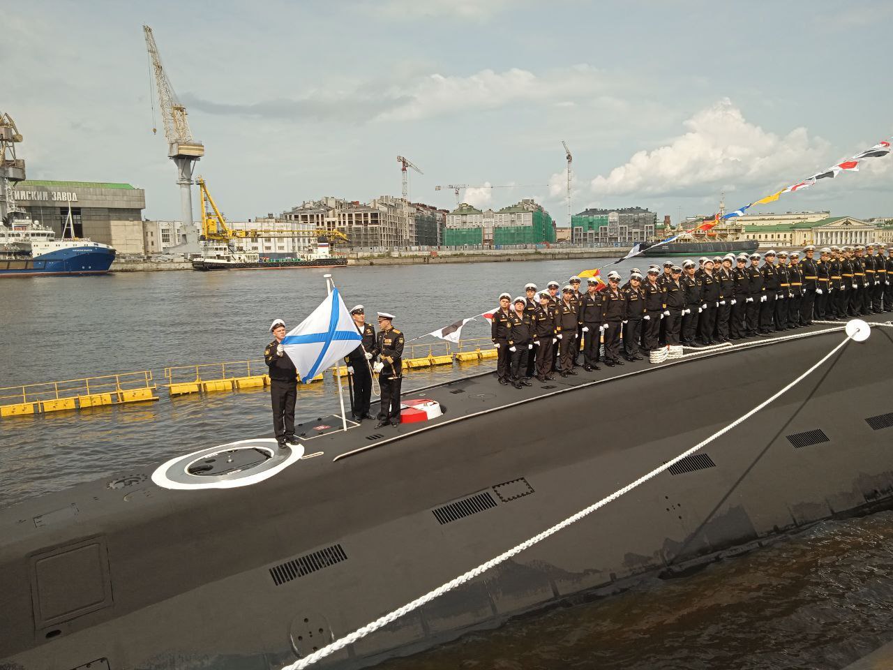 В Санкт-Петербурге состоялась церемония приёма в состав ВМФ России подводной лодки «Якутск». На предприятии ОСК «Адмиралтейские верфи» под руководством заместителя Главкома ВМФ адмирала Владимира Воробьева прошла торжественная церемония передачи большой дизель-электрической подводной лодки «Якутск» проекта 636.3 в состав ВМФ.