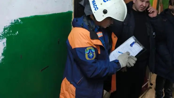 Ребёнок спас мать от передозировки наркотиками вызвав помощь Жуткий инцидент произошёл в Новосибирске Пятилетний ребенок позвонил в полицию и рассказал что его мама крепко спит и не просыпается а он не может выйти из квартиры Прибывшие на место спасатели взломали дверь и обнаружили мать 1988 года рождения в состоянии сильного наркотического опьянения вероятно с передозировкой Бригада скорой помощи оказала женщине медицинскую помощь и госпитализировала её Ребёнок к счастью не пострадал Фото спасатели МАСС   Подписаться на sibnovosti ru предложить новость