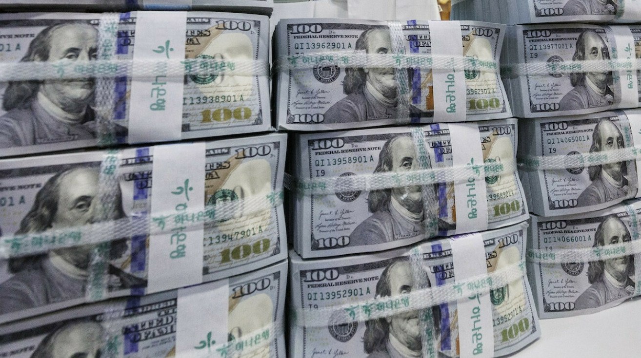 Bloomberg Россия хочет вернуться к долларовым расчетам в рамках сделки с США Россия на переговорах с США добивается возвращения к долларовым расчетам и рассчитывает включить этот пункт в возможное соглашение по Украине   Прислать новость