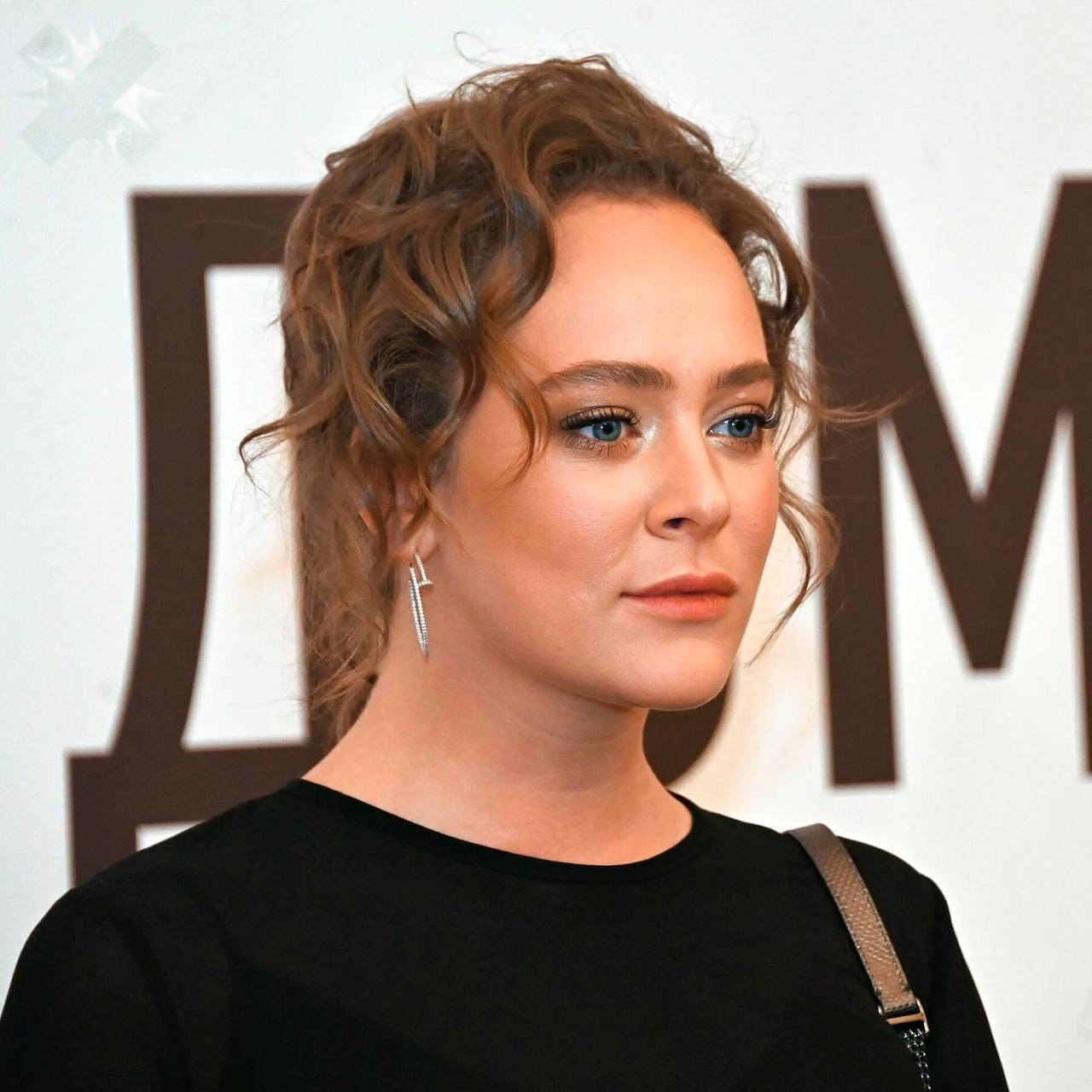 Аглая Тарасова вновь предстала перед судом Актриса заявила что строго соблюдала все ограничения а вейп который стал причиной дела ей подарил израильский знакомый Девушка была уверена что внутри него растительные компоненты а о гашишном масле лишь предполагала Напомним что ранее Аглая сообщила что приобрела вейп и случайно положила его в сумку Тарасова рассказала что занимается благотворительностью и помогает пожилым родственникам живущим рядом К делу добавили и положительные отзывы её коллег главное что сделала выводы как быстро меняются версии НМШ