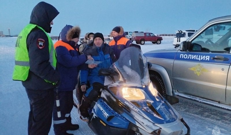 Любителей зимней рыбалки на Камчатке призвали не выезжать на лёд на автотранспорте  Спасатели и госавтоинспекторы провели рейды на озере Нерпичьем в Усть-Камчатском районе. Они предупредили любителей зимней рыбалки об опасности выезда на лёд, который только кажется крепким, передаёт ИА «Камчатское время». Подробности по ссылке: