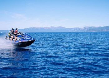 В Амурской области изменится транспортный налог на гидроциклы В первом чтении депутаты поддержали внесение изменений в областной закон о транспортном налоге Ставки транспортного налога планируется снизить в пять и более раз и установить в зависимости от мощности двигателя каждой лошадиной силы сообщила пресс служба Законодательного Собрания Амурской области Предложены следующие размеры ставок до 100 лошадиных сил включительно 50 рублей от 100 до 200 лошадиных сил включительно 75 рублей свыше 200 лошадиных сил 100 рублей С предложением изменить транспортный налог на гидроциклы вышло Главное управление МЧС России по Амурской области По их информации владельцам гидроциклов выгоднее заплатить штраф за управление без регистрации от 15 тысяч до 20 тысяч рублей чем платить налог который сейчас может превышать 150 тысяч рублей К слову в Амурской области один из самых высоких транспортных налогов на гидроциклы во всей стране Владельцы не только перестали ставить на учет данные транспортные средства но и снимают их с учета В связи с этим возрастает риск угрозы безопасности для граждан потому что в случае происшествия установить владельца становится почти невозможно Кроме того это еще и снижение доходов областного дорожного фонда объяснила заместитель председателя Законодательного Собрания председатель комитета по вопросам бюджетной налоговой и социальной политики Валентина Калита ℹ В 2020 году на учете состояло 69 гидроциклов в 2024 году 35 гидроциклов