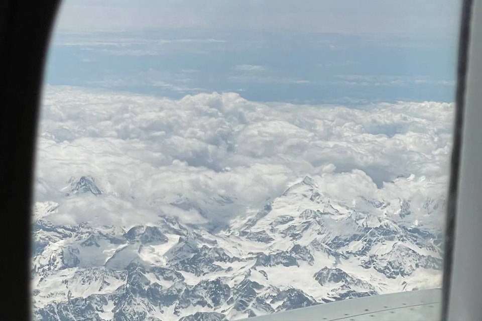 В Новосибирске самолет 5 раз пытался сесть в аэропорту Толмачево но в итоге ушел на запасной аэродром в Барнаул Штормовой ветер с порывами до 20 метров в секунду заставил понервничать и экипаж и пассажиров Как рассказали последние вынужденная посадка в другом городе сорвала стыковки на дальнейшие рейсы в том числе международные направления Из за ухудшения погоды проблемы возникли и у других рейсов Несколько самолетов были вынуждены кружить в районе аэропорта Толмачево ожидая улучшения метеоусловий Среди них борта следовавшие из Томска Петропавловска Камчатского и Горно Алтайска Подписаться на truekpru Читать нас в MAX