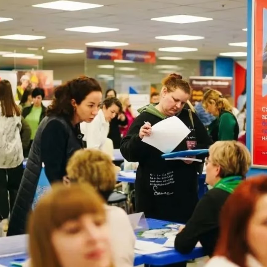 Ярмарка вакансий для матерей Специализированная ярмарка вакансий Профессиональный мир женщины состоится 13 ноября в Краснодаре Ко Дню материв кадровых центрах Краснодара будут представлены более 800 вакансий от 35 работодателей сообщает пресс служба администрации краевого центра Соискательницам предложат вакансии в сферах торговли образования медицины транспорта швейного дела и общественного питания Посетительницы смогут познакомиться с работодателями пройти первичное собеседование узнают о вакансиях условиях работы и уровне заработной платы а также заполнят анкеты Мероприятие состоится с 9 00 до 12 00 на ул им Петра Метальникова 42 и ул 1 я Заречная 17 Фото пресс службы администрации Краснодара Подписаться Читайте нас в Max