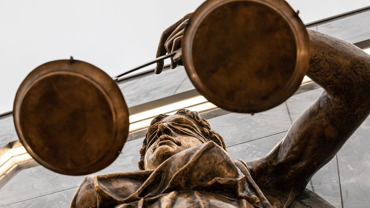 ЕвроХим попросил 16 итальянских банков заморозить средства Tecnimont и МТ Руссия Компания Еврохим Северо Запад 2 направила официальные запросы в 16 итальянских банков обслуживающих счета компаний Tecnimont S p A и ее дочерней структуры МТ Руссия с требованием заблокировать любые платежи в их адрес Эти компании являются бывшими подрядчиками по проекту строительства завода по производству аммиака и карбамида в Кингисеппе Ленинградской области сообщили в пресс службе ООО Еврохим Северо Запад 2 Кроме того 19 ноября компания подала иск в Арбитражный суд Санкт Петербурга и Ленинградской области к итальянской инженерно строительной группе Maire S p A которая контролирует Tecnimont S p A и ее российскую дочку ООО МТ Руссия Основанием для иска стало неисполнение итальянской стороной обязательств по строительству завода Сумма требований составляет 202 97 млрд руб Евгений Разумный Ведомости Подпишитесь на Ведомости Северо Запад