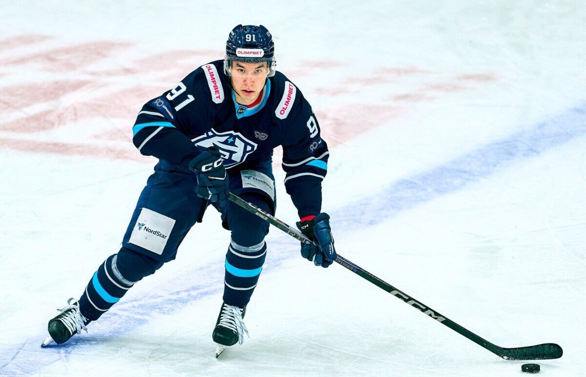 ХК Норильск обыграл Кристалл со счетом 1 2 После небольшого перерыва Норильск открыл выездную серию ноября матчем против Кристалла Саратовская команда к очной встрече подошла с двухматчевой серией побед в то время как у Норильска было два поражения Первую шайбу забросил Даниил Скориков Во втором периоде Кристалл сравнял счет а в третьем северяне снова взяли верх Иван Емец забил шайбу в ворота саратовской команды Каждую шайбу забивали в ворота той команды у которой последней удаляли игрока с поля за нарушения После матча и о главного тренера ХК Норильск Николай Золотухин отметил что тренерский штаб настраивал ребят будет тяжелый матч Соперник два последних матча хорошо провел в Питере выиграл В этой игре в первом периоде забили один гол в большинстве Также создали хорошие моменты которые не реализовали надо забивать да будем над этим работать Прервав двухматчевую серию поражений заполярная команда отправляется в Пензу игра против Дизеля состоится 7 ноября Норильск NEWS прислать новость наш ЧАТ