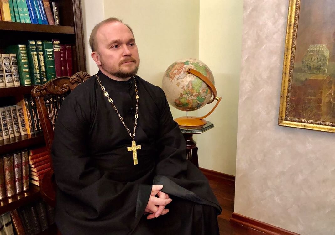 Протоиерей Александр Гаврилов призвал россиян поддерживать храмы, жертвуя деньги, квартиры или автомобили. По его словам, подобные дары помогают прихожанам преодолеть проблемы, а церковь, принимая их, способствует их духовному исцелению. Ну, логично, чо. Если подарить машину — нет проблем с ее обслуживанием. Если квартиру — минус проблемы с ремонтом. Даже жалко священнослужителей, которым придется этот груз проблем на себе тащить. Riddle