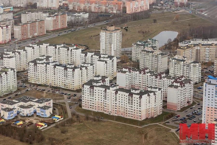 Реконструкция общежития под жилой дом на ул. Солнечной подходит к завершению.  Выполнены замена кровли, окон на стеклопакеты, инженерных систем, тепловая реабилитация фасада. Внутренние помещения претерпели значительную перепланировку. Из комнат общежития создали 113 одно-, двух- и трехкомнатных квартир.   Квартиры в новом доме будут предоставлены на общих основаниях работникам «Камволя» и других организаций, нуждающимся в улучшении жилищных условий.    #нашелучшее  #нашалепшае  «Минск-Новости» MINSKNEWS.BY Telegram Viber FB  VK Inst TikTok  YouTube