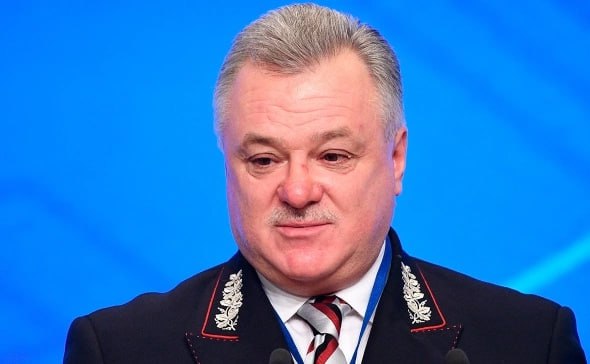 Новость для олдов. Арестован бывший  давным-давно  директор "Вологдаэнерго" Валентин Санько. Всю его жизнь этого гражданина сопровождают скандалы и уголовные дела. Например, в 2005 году, после ликвидации «Вологдаэнерго» в ходе реформы РАО ЕЭС, Валентин Санько стал генеральным директором ОАО «ОГК-6».  Вскоре выяснилось, что организация заключила с компанией-посредником ЗАО «Славимпэкс» договор на поставку турбины для строительства четвёртого энергоблока Череповецкой ГРЭС за 46 миллионов евро — на 10 миллионов евро дороже, чем стоимость той же турбины у производителя. Ущерб составил 250 миллионов рублей, по этому факту было возбуждено уголовное дело по ч. 4 ст. 159 УК РФ. Всего таких дел было несколько, но Санько удавалось не только отбиться, но и занимать всё более высокие должности.  Последнее его место работы - гендиректор "Трансэнерго", директор РЖД по энергетическому комплексу.  Также арестован бывший подчиненный Санько — экс-финансовый директор АО «Вологдаэнерго» Алексей Селяков.