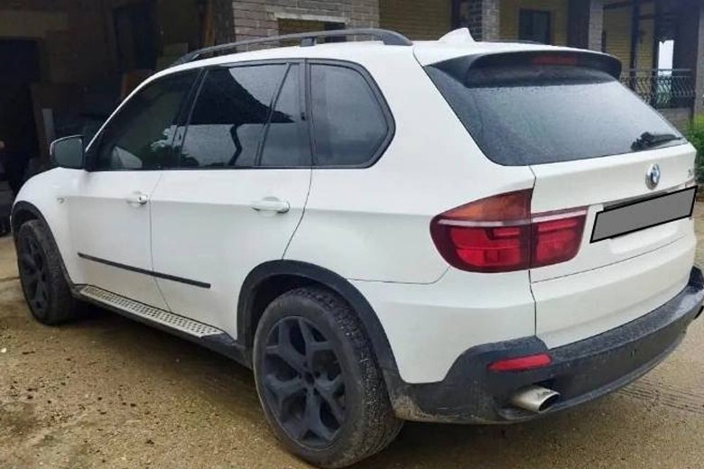 Вологжанин лишился автомобиля BMW X5 за неоднократное пьяное вождение  В Кирилловском районе судили 30-летнего жителя Вологды.   В мае 2023 года подсудимый был привлечен к административной ответственности  ч. 1 ст. 12.8 КоАП РФ  за управление транспортом в состоянии опьянения. Его лишили прав на полтора года и оштрафовали на 30 тысяч рублей.  В январе 2024 года в Кириллове он был повторно задержан, когда управлял машиной пьяным. От прохождения медицинского освидетельствования мужчина отказался.  Автомобиль марки BMW X5, принадлежащий подсудимому, был конфискован в доход государства.