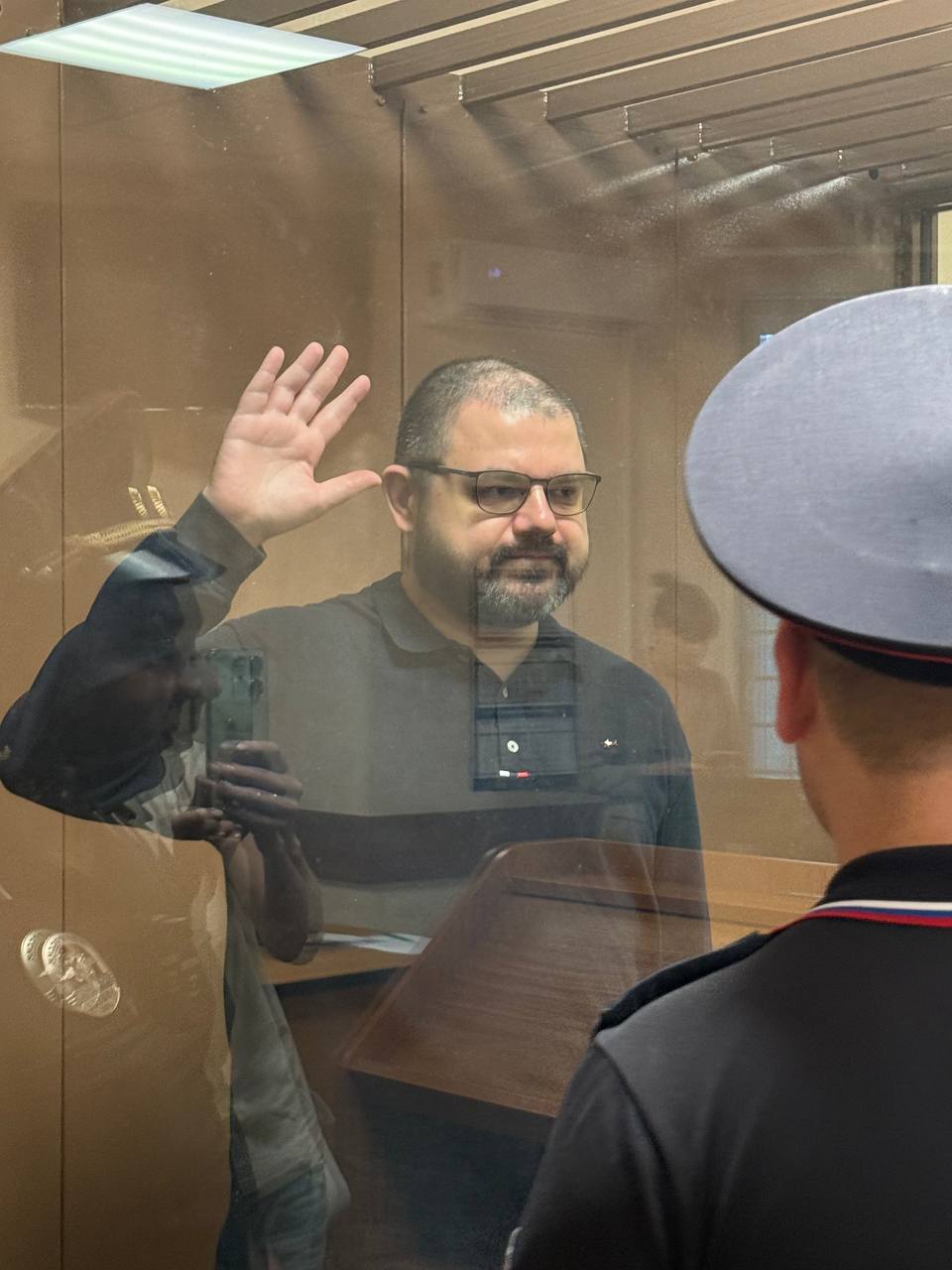 Главреда издания «Вид сбоку» Константина Смирнова оставили под арестом Об этом сообщили в издании. Журналист останется в СИЗО еще на два месяца. Свою вину он не признает. Ранее сегодня главреда «Новой Газеты —- Рязань» Алексея Фролова, проходящего по тому же делу, отпустили под домашний арест. До этого журналист признал вину. Фролова и Смирнова задержали в январе. По версии следствия, журналисты требовали 300 тысяч рублей у гендиректора специализированной коммерческой организации Рязанской области за «блок на негатив». Вскоре после задержания и ареста Фролова учредитель «Новой газеты — Рязань» принял решение о временной приостановке деятельности издания. В партии «Яблоко», членом которой является Смирнов, уголовное дело считают местью за борьбу журналиста против упразднения местного самоуправления. Константин Смирнов на сегодняшнем заседании. Фото: Юлия Галямина Подписаться на «Новую-Европа»