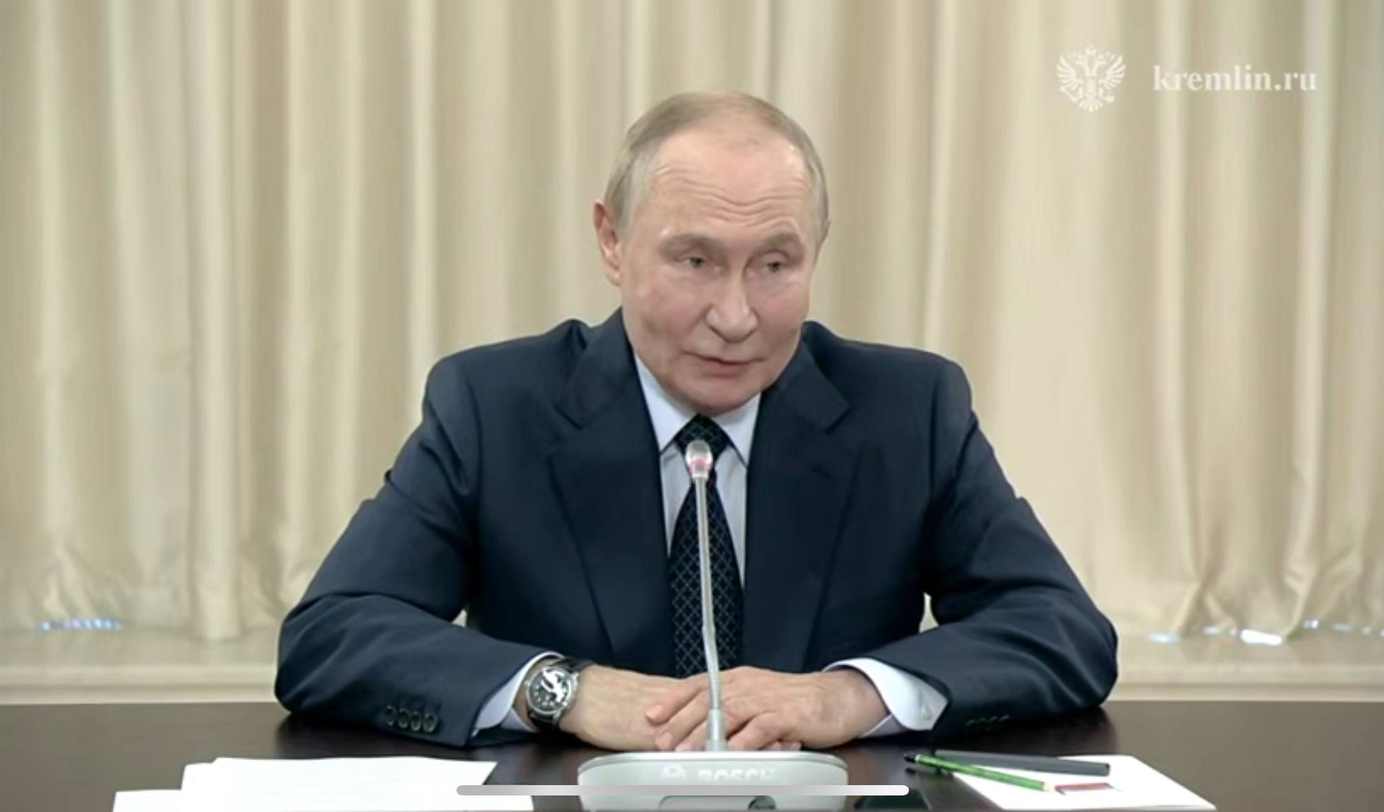 Путин предложил подумать над отменой патентов для мигрантов Глава государства отметил что власть на федеральном и региональном уровнях не должна делать вид будто проблемы миграции не существует   Подписаться на нас sakhonline Прислать нам новость Sakhonlinebot