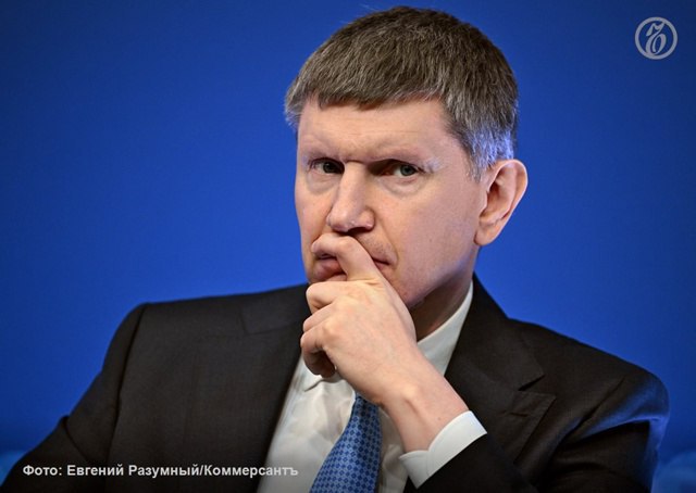 Минэкономразвития рассчитывает, что Банк России продолжит смягчать денежно-кредитную политику на фоне замедляющейся инфляции. Об этом заявил глава министерства Максим Решетников. «Замедляется инфляция... Это дало возможность Центробанку снижать ключевую ставку,— сказал господин Решетников на встрече с главами иностранных дипмиссий в России. — Рассчитываем, его политика будет и дальше идти в логике смягчения ДКП» цитата по «Интерфаксу» . По словам министра, в России сохраняется положительный торговый баланс, устойчивость бюджета «обеспечивается за счет роста нефтегазовых доходов». Он также отметил, что госдолг по итогам 2024 года составил менее 14% ВВП и в текущем году остается на том же уровне.