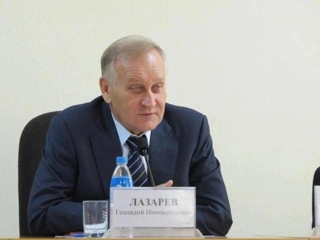 Бизнес империю почётного жителя Владивостока Геннадия Лазарева продолжают громить во Владивостоке По требованию генпрокуратуры Ленинский районный суд 19 февраля конфисковал у почетного жителя Владивостока акции Восточной верфи и 265 объектов недвижимости записанных на разные компании родственников и доверенных лиц По данным материалов дела среди объектов учебные корпуса Международной лингвистической школы гостиницу на территории ВГУ база отдыха Сидими и объект на Седанке вероятно здание Классической Европейской прогимназии Всего Генпрокуратура требовала взыскать с него более 2 миллиардов рублей У ООО Иммобилиаре конфисковали 50 объектов недвижимости а у ЗАО Линком 92 Что именно было изъято не известно Обе компании занимаются арендой и управлением недвижимостью В ответчиках числятся родственники Геннадия Лазарева Лазарев Иннокентий Геннадьевич Лазарева Ирина Петровна Лазарева Лада Михайловна Также ряд подконтрольных ему предприятий Фото Законодательное собрание Приморского края  Подписаться в MAX