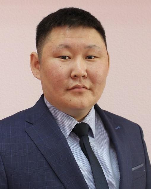 Первого замминистра строительства Якутии в очередной раз наказали за бездействие. После того как правительство Якутии в январе и феврале внесло изменения в программу переселения граждан из аварийного жилья, первый замминистра строительства РС Я Афанасьев Евгений обязан был обеспечить размещение этих правовых актов в Государственной информационной системе ЖКХ, для возможности всеобщего ознакомления с ними. Несмотря на то, что это предусмотрено Федеральным законом, прокуратура Якутии установила, что замминистра Афанасьев ничего не сделал. В связи с этим в отношении Афнасьева возбудили дело по ч.1 ст.13.19.1 КоАП РФ, что грозило ему штрафом до 10 тысяч рублей. В суде замминистра вину признал, пояснив, что требование закона выполнили после проверки прокурора. Суд 9 апреля констатировал, что правонарушение чиновника нельзя признать малозначительным, так как оно нарушает права граждан по переселению из аварийного жилого фонда, но почему-то штрафовать чиновника не стал, а наказал, объявив предупреждение. Это не первый раз, когда к Афанасьеву предъявляют претензии. Например, ранее Счетная палата России установила, что этот чиновник не справляется со своими должностными обязанностями, за что он был оштрафован на 10 тысяч рублей. А перед этим сообщалось, что Афанасьев проигнорировал обращение жителя Якутии, полученное Владимиром Путиным во время прямой линии и поступившее в минстрой Якутии из администрации президента РФ, за что также был оштрафован на 5 тысяч рублей. PS Может уже пора увольнять?