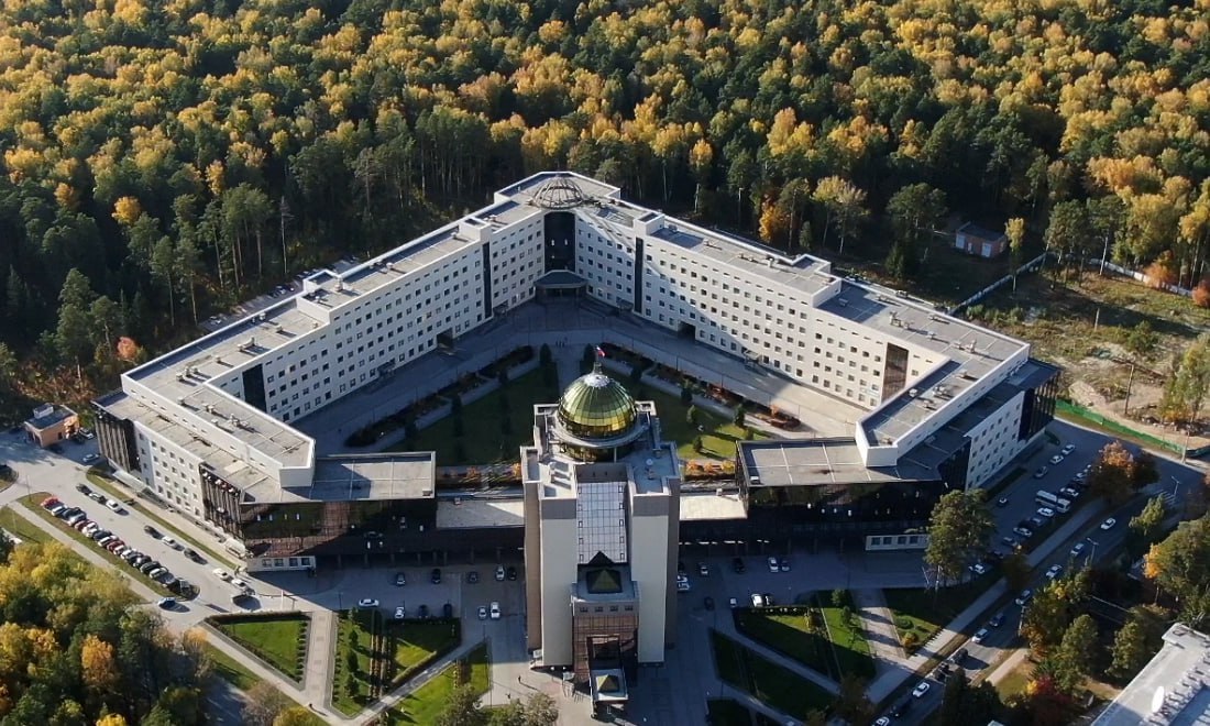 Выпускники НГУ и НГУЭУ в топе по зарплатам Сервис SuperJob представил рейтинг вузов России по доходам выпускников в экономике и финансах за 2019–2024 годы. В список вошли НГУЭУ и НГУ. Новосибирский государственный университет экономики и управления занял 11-е место. Средний доход его выпускников — 115 000 рублей. Новосибирский национальный исследовательский государственный университет расположился на 12-й позиции с зарплатой 110 000 рублей. 86% выпускников продолжают работать в родном городе. Прислать новость