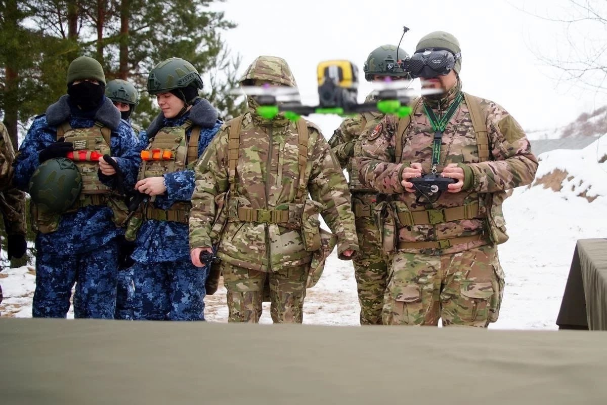 Центр тактической подготовки объявил набор на обучение операторов военных БПЛА Об этом vrn aif ru сообщил руководитель Центра участник СВО кавалер ордена Мужества Денис Рубащенко Курс по БПЛА оказался настолько востребованными что открываем в сентябре полноценный курс подготовки операторов БПЛА для боевых подразделений который будет длиться полтора месяца Достигнута определенная договоренность с боевыми коллективами из Союза добровольцев Донбасса Это те специалисты у которых есть максимальный опыт боевого применения летательных аппаратов Все они награждены орденами мужества Такие спецы нам будут активно помогать в обучении рассказал Денис Рубащенко vrn aif ru society voronezhcev priglashayut na kursy operatorov bpla aifvrn