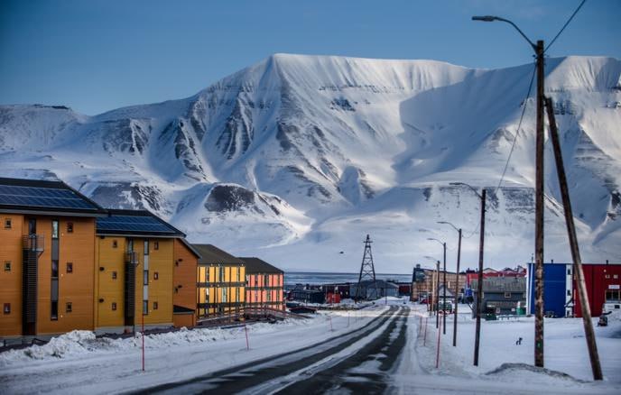 Президент Хорватии предложил Дональду Трампу присмотреться к Шпицбергену Зоран Миланович посоветовал американскому лидеру переключить своё внимание с Гренландии на архипелаг Российский посол в Норвегии Николай Корчунов назвал это заявление провокацией и пренебрежением стран НАТО основными принципами международного права По его словам Москва исходит из важности полного соблюдения положений Договора о Шпицбергене от 1920 года Документ устанавливает суверенитет Норвегии над архипелагом предоставляя одновременно с этим право добывать полезные ископаемые России и другим странам участникам договора Подписаться на Говорит Москва Telegram VK MAX