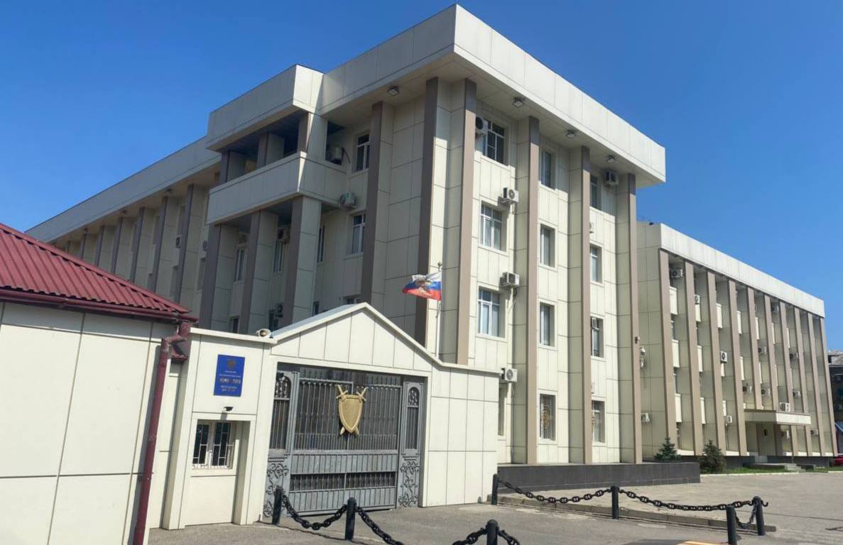 Прокуратура Республики Дагестан направила в суд уголовное дело о злоупотреблении должностными полномочиями повлекшем существенные нарушения прав сироты Прокуратурой Республики Дагестан утверждено обвинительное заключение по уголовному делу в отношении заместителя главы администрации муниципального района «Цунтинский район». Он обвиняется по ч. 1 ст. 285 УК РФ злоупотребление должностными полномочиями . По версии обвинения, в 2023 году, обвиняемый будучи ответственным за своевременное освоение средств, предусмотренных для обеспечения жильем детей-сирот и детей, оставшихся без попечения родителей, не организовал осмотр приобретаемого для сироты жилого дома и допустил принятие по заключенному контракту помещения, не пригодного для проживания. Заместитель главы района не принял меры к расторжению контракта в связи с его несоответствием условиям, не предотвратил перечисление администрацией муниципального образования бюджетных средств в размере более 2 млн рублей на расчетный счет продавца дома. В результате были существенно нарушены права и законные интересы сироты на получение им пригодного для проживания жилья. Уголовное дело прокуратурой направлено в Тляратинский районный суд Республики Дагестан для рассмотрения по существу