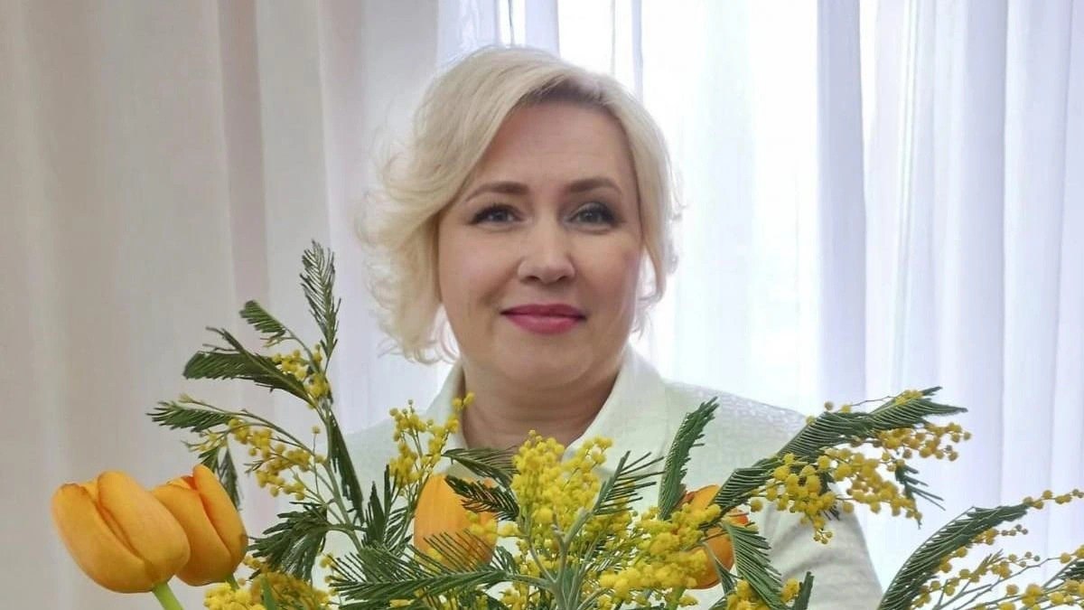 Новым замгубернатора Кузбасса по внутренней политике стала Марина Трофимова, сообщил сегодня глава региона в соцсетях. Женщина, которая много лет работает в администрации, заняла место ушедшей на фоне коррупционного скандала Ольги Турбабы. У нее есть высшее образование, муж и двое детей. Она начинала карьеру в одной из школ Кемерова, перейдя после на госслужбу в мэрию. «Она организовывала масштабные проекты в сфере территориального общественного самоуправления, умеет слушать и слышать людей. Уверен, огромный опыт организаторской работы, высокая ответственность и креативный подход помогут ей в решении поставленных задач», — пишет Середюк. ⏺Источники в обладминистрации рассказали, что Трофимова действительно «высокопродуктивна» и при этом малозаметна, старается не выделяться из толпы.