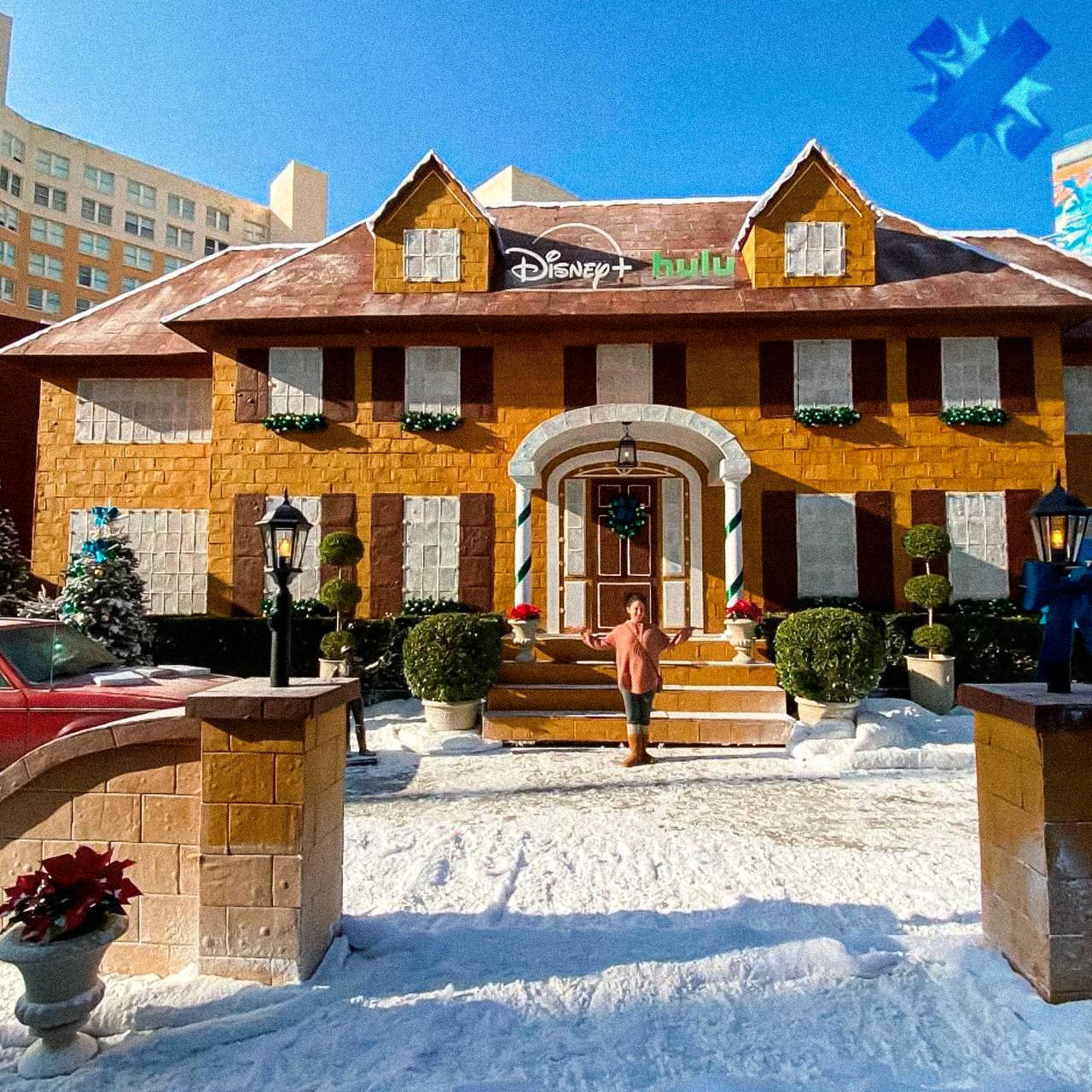 Дом из Один дома стал рекордным пряничным гигантом К 35 летию фильма Disney и Hulu построили огромный пряничный дом повторяющий культовое жилище из картины Его высота около 8 метров длина примерно 20 метров а результат официально попал в Книгу рекордов Гиннесса На сборку ушло восемь дней тысячи пряничных блоков и тонны ингредиентов   вот это уровень главное чтобы мыши не нашли НМШ