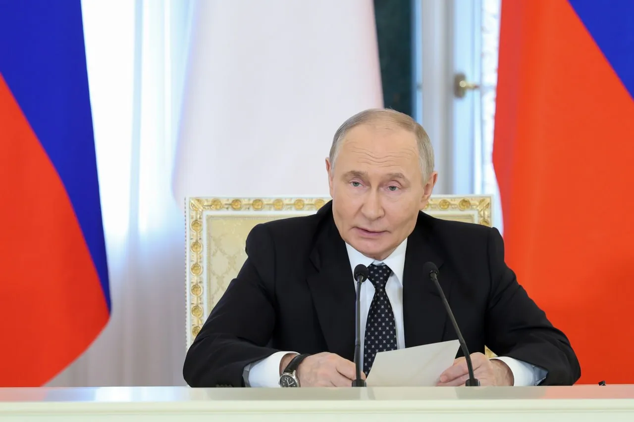 Владимир Путин подписал указ о подготовке председательства России в ШОС в 2027 2028 годах Председателем оргкомитета назначен помощник президента России Юрий Ушаков Организационный комитет займется подготовкой концепции председательства России в ШОС формированием плана основных мероприятий координацией взаимодействия профильных ведомств обеспечением информационного сопровождения ключевых событий   Глава государства поручил правительству России совместно с федеральными органами исполнительной власти органами государственной власти субъектов РФ оказывать содействие Фонду Росконгресс в подготовке обеспечении председательства Российской Федерации в Шанхайской организации сотрудничества в 2027 2028 годах В конце прошлого года в присутствии лидеров государств членов ШОС было подписано соглашение о сотрудничестве между секретариатом Шанхайской организации сотрудничества и Фондом Росконгресс Документ закрепил долгосрочное взаимодействие сторон и создал основу для системной работы в период председательства России в ШОС Подробнее roscongress