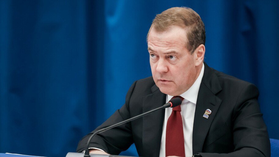 Медведев заявил, что на Украине нет уполномоченных для заключения мирного договора Среди официальных лиц киевского режима нет тех, кто уполномочен на заключение мирного договора с Россией. Об этом заявил зампредседателя Совбеза РФ Дмитрий Медведев в ходе пленарного заседания Петербургского международного юридического форума. Срок полномочий Зеленского истек ровно год назад — 20 мая 2024 года. Выборы президента на Украине в 2024 году отменили, сославшись на военное положение и всеобщую мобилизацию. Зеленский заявлял, что выборы сейчас «несвоевременны». «Среди основного набора действующих лиц украинского режима отсутствуют лица, которые уполномочены на заключение мирного договора. Это большая проблема», — заявил он. Медведев привел несколько статей из международного права, которые говорят о том, что договор, заключенный неуполномоченным лицом, не имеет юридического значения. Фото: Global Look Press/Roman Naumov/URA.RU , VK и ОК и читайте новости на нашем сайте