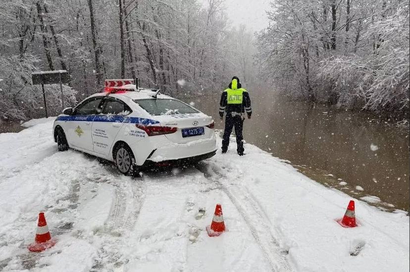 Река разлилась на дорогу в Апшеронском районе движение перекрыто на участке между Хадыженском и Кабардинской Река Пшиш разлилась 12 января на дорогу в Апшеронском районе В Апшеронском районе на третьем километре автодороги Хадыженск Кабардинская ввели ограничение движения для всех транспортных средств из за перелива воды через проезжую часть реки Пшиш сообщила Госавтоинспекция Кубани На месте дежурит экипаж ДПС Кубанские Новости   Мы в MAX