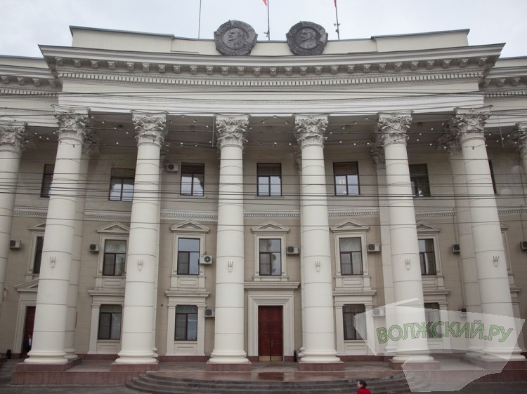 В Волгоградской области нашли нового председателя очередному комитету В администрации Волгоградской области продолжаются кадровые перестановки Как рассказали Волжский ру в региональной администрации руководителем комитета по делам национальностей и казачества назначен Алексей Мельниченко Ранее Алексей Павлович был заместителем председателя комитета начальником управления внутренней политики комитета по делам территориальных образований внутренней и информационной политики Он опыт работы в учреждениях сферы образования и молодежной политики в администрациях муниципальных образований Подробнее на Волжский ру   www volzsky ru index php wx 16 wx2 82059 ВолжскийРу волжский vlz