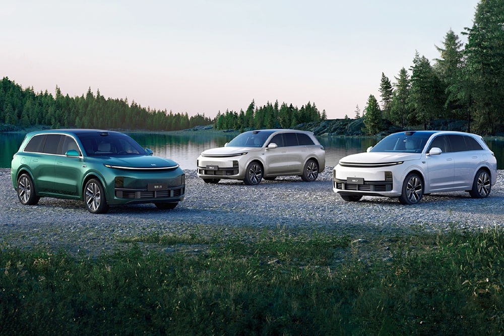 Все три кроссовера Li Auto представленных в России L6 L7 и L9 завершили сертификацию в ноябре сообщила пресс служба компании дистрибьютора Sinomach Auto Там добавили что получение ОТТС это финишная черта подготовительного этапа и одновременно старт новой большой работы по формированию официальной дилерской сети и выстраиванию системы сервисной поддержки чтобы обеспечить каждому клиенту в России безупречный опыт на всех этапах от выбора и покупки до ежедневной эксплуатации и обслуживания Информация о дате старта официальных продаж автомобилей и их ценах компания опубликует позже li auto chinamashina news