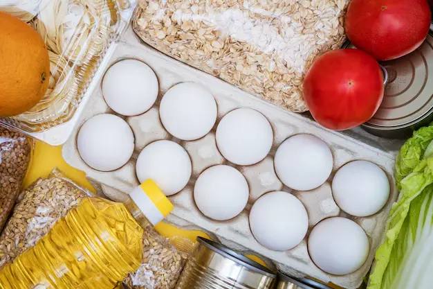 В Татарстане за неделю сильнее всего выросли цены на морковь и яйца С 9 по 16 февраля 2026 года в Татарстане заметно подорожали овощи и куриные яйца сообщает Татарстанстат Морковь подорожала на 6 5 до 37 07 рубля за кг свекла на 4 3 картофель на 3 6 Яйца стали дороже на 2 6 бананы на 1 6 В то же время некоторые продукты подешевели в частности консервы для детского питания на 2 2 4 Также снизились цены на курицу почти на 2 молоко и муку по 1 5 макароны на 1 4 и подсолнечное масло на 0 8 Небольшое снижение цен зафиксировано на кефир сметану творог и сахар Подписаться Сообщить новость Вести Татарстан в MAX