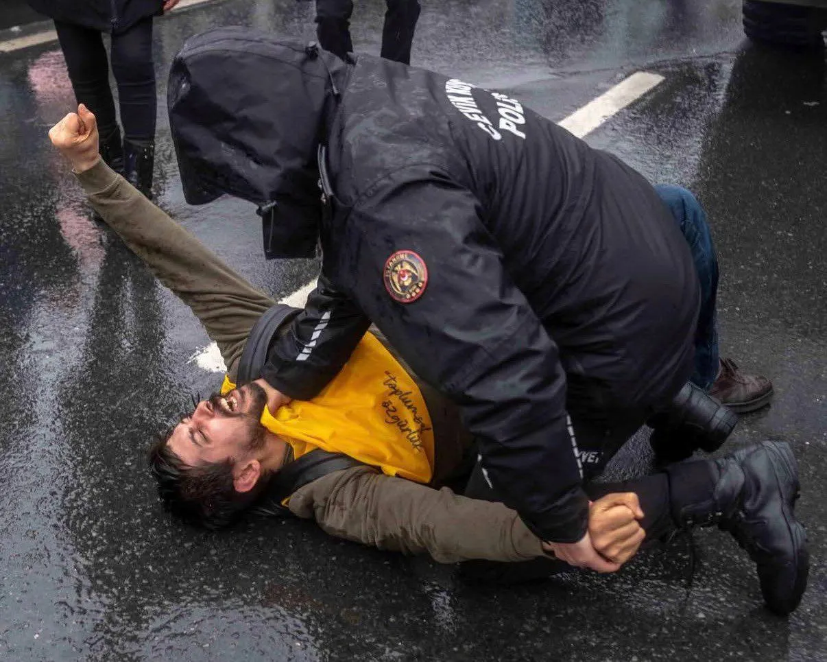 Турция охвачена первомайскими демонстрациями Протестующие выдвигают правительству Эрдогана как социальные и трудовые требования так и политические вплоть до того чтобы сбросить ярмо западного капитала с Турции Основные столкновения с силовиками происходят в Стамбуле где число задержанных уже возросло до 550 БирГюн