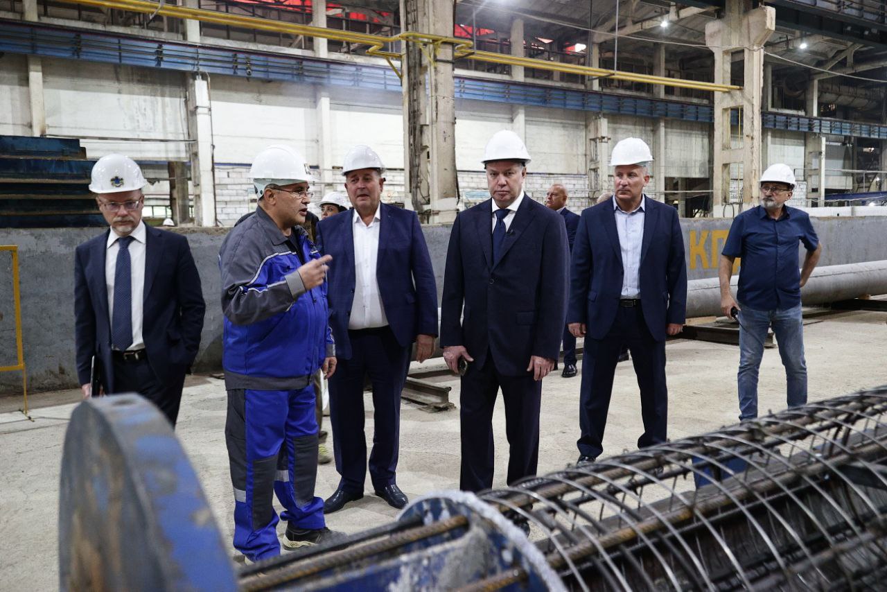 «Завод КПД-2» модернизирует производство и наращивает мощности    Осмотрели с главой региона в Заволжском районе также мощности завода КПД-2. Предприятие при поддержке федерального Фонда развития промышленности сейчас реализует проект по выпуску высококачественных железобетонных изделий.     Получен льготный заём - 33 млн рублей на приобретение оборудования: бетоносмесительного узла, формы для производства ЖБИ изделий, вибропресса и другой продукции. Новое оборудование позволило предприятию модернизировать действующее производство, а также освоить выпуск новых изделий.     Завод – активный участник программ повышения эффективности производственных процессов. В 2024 г. команда КПД-2 присоединилась к реализации федерального проекта «Производительность труда»,  который с этого года вошел в состав национального проекта «Эффективная и конкурентная экономика». По результатам этапа диагностики на предприятии рабочей группой совместно с экспертами Федерального центра компетенций в сфере производительности труда выявлены резервы для роста выработки, внедрен производственный анализ, организована систематическая работа с возникающими отклонениями и проблемами в потоке.    В результате реализации плана мероприятий проекта предприятию удалось добиться в пилотном потоке повышения выработки на каждого работника на 35,2%, сократить время протекания процесса на 56,7%, снизить на 50% запасы в потоке.    Предприятие в прошлом году в качестве пилотного проекта выбрало поток изготовления плит перекрытия и добившись хороших результатов на этом участке, в этом году уже самостоятельно ведет работу по повышению производительности труда на участках изготовления опор освещения.
