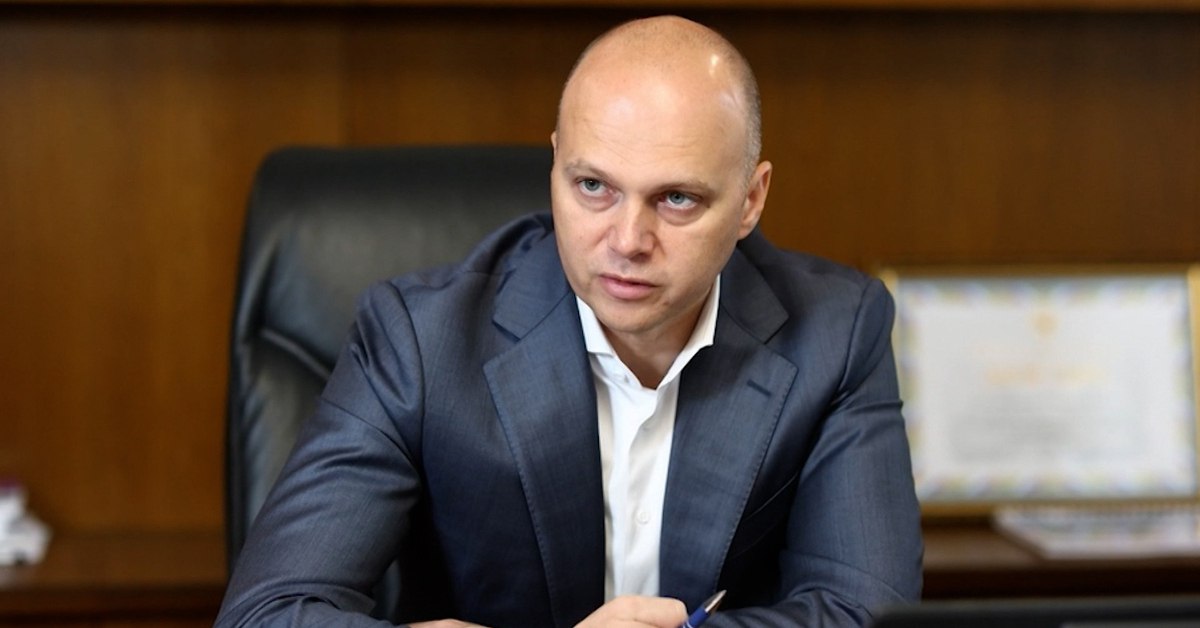 Экономика Калининграда устояла несмотря на ограничения Литвы и Польши Губернатор Алексей Беспрозванных заявил, что санкции соседних стран не нанесли ущерба региону. Даже при ограничениях на поставки, ВРП Калининградской области вырос на 4,7% в 2024 году. Ключевую роль играет переход на морские перевозки — уже около 60% товаров доставляются именно так. В ближайшие годы регион ждёт появление новых паромов, которые усилят транспортную логистику. Несмотря на сложности на границе, Калининград уверенно движется к росту и развитию.