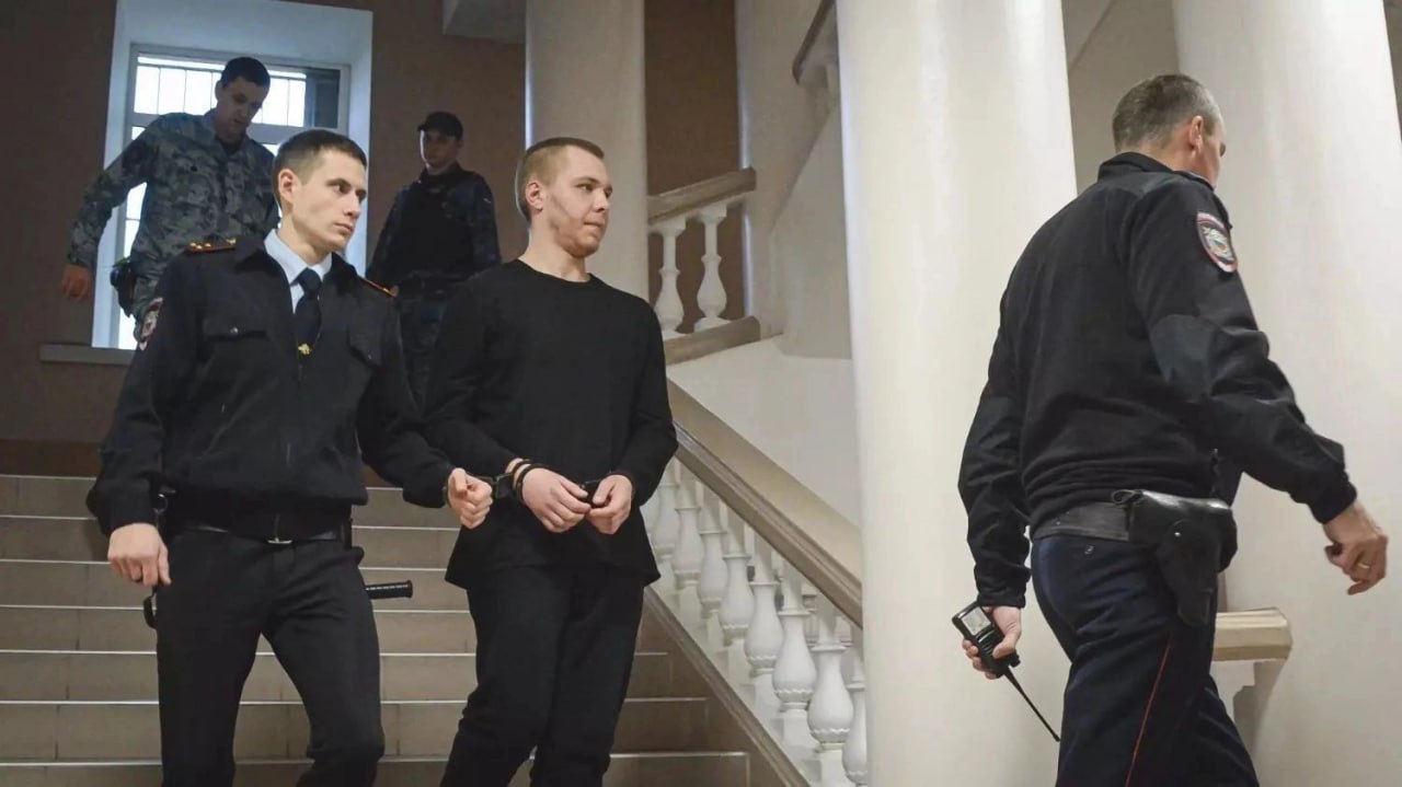Адвокат Журавеля опроверг слухи о его смерти В соцсетях стали писать, что Никита Журавель пропал в чеченской колонии. Его знакомые заявили, что он перестал отвечать на письма. Появились слухи, что студент умер. Адвокат Андрей Сабинин рассказал RTVI: Журавель жив. Он регулярно пишет письма родителям. Почему не отвечает другим — неизвестно. Сабинин считает, что причина может быть в работе цензора. Тот ушёл в отпуск, из-за чего письма могли не уходить и не приходить. Подписаться