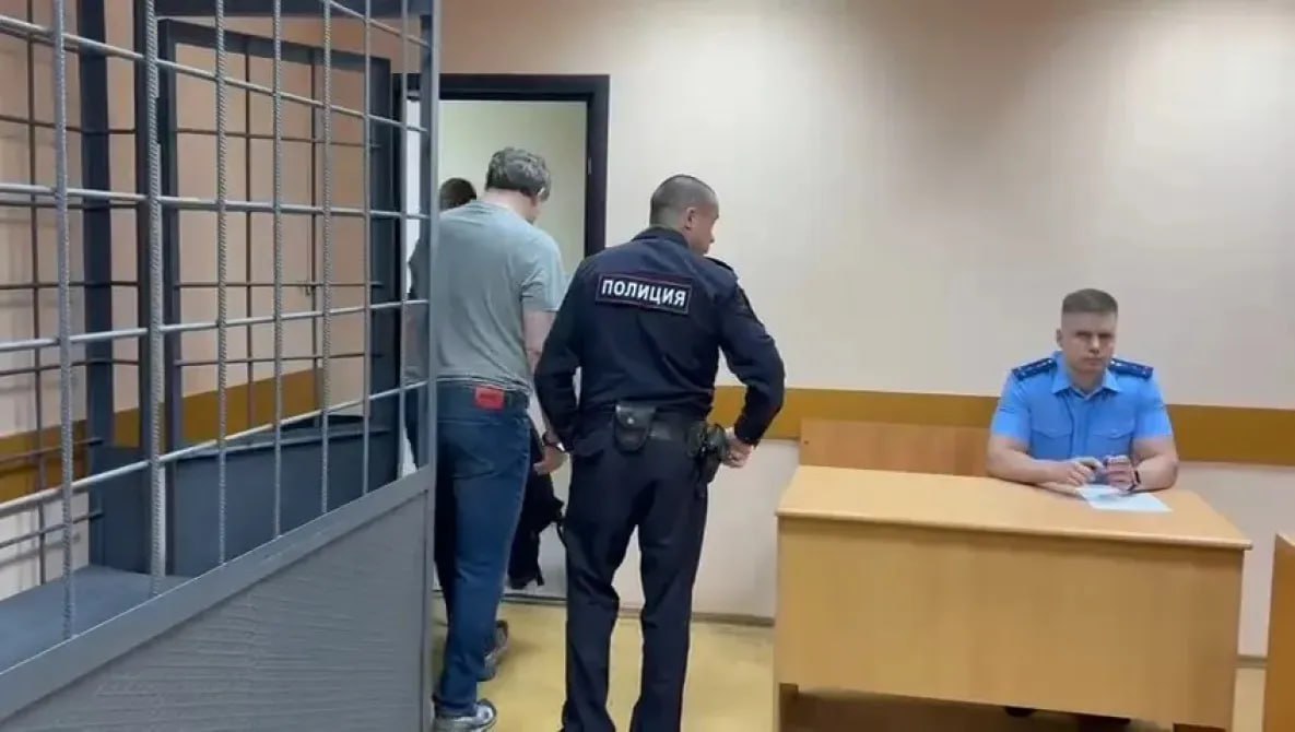 В Хабаровске экс-адвокату дали срок за покушение на мошенничество 52-летний мужчина был признан виновным по ч. 3 ст. 30, ч. 4 ст. 159 УК РФ и отправится на 4,5 года в колонию общего режима Женщина заключила соглашение с адвокатом. Защитник сообщил её сожителю ложную информацию о том, что у него есть обширные связи в правоохранительных органах и он может выступить посредником в передаче взятки. Под видом взятки адвокат обманом присвоил себе часть суммы, которая была оговорена, в размере один млн рублей. Потерпевший обратился в управление Федеральной службы безопасности России по Хабаровскому краю. Дальнейшие действия по передаче оставшейся части «взятки» происходили под контролем оперативных сотрудников, которые пресекли противоправные действия.