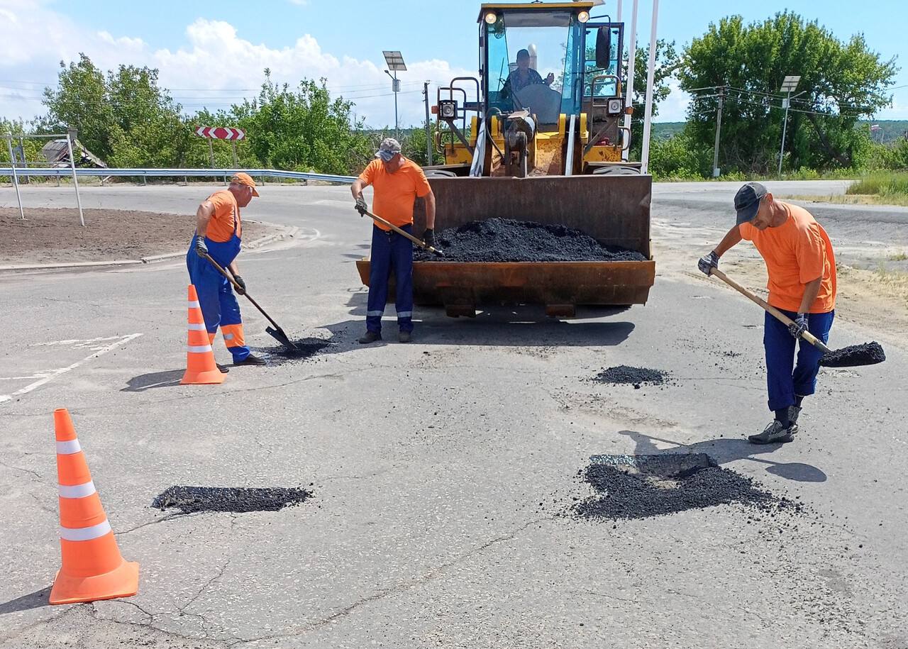 Дорожники отремонтируют почти 82 км автомобильных дорог до конца года. Об этом сообщила заместитель Председателя Правительства Республики Елена Костенко.  «Речь идет о восстановлении верхних изношенных слоев асфальтобетонных покрытий. Работы уже начаты на шести участках дорог. Отфрезеровано более 28 км дорожного покрытия», — проинформировала пресс-служба Правительства со ссылкой на вице-премьера.   Какие дороги отремонтируют   Читайте здесь