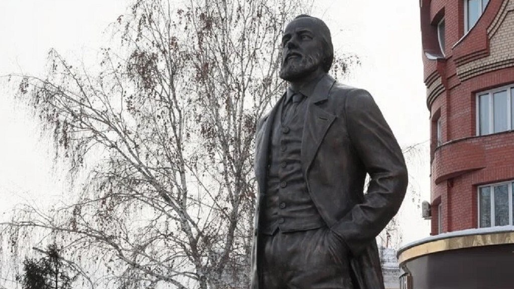 В Барнауле открыли памятник Федору Достоевскому   clck ru 3QnCFh