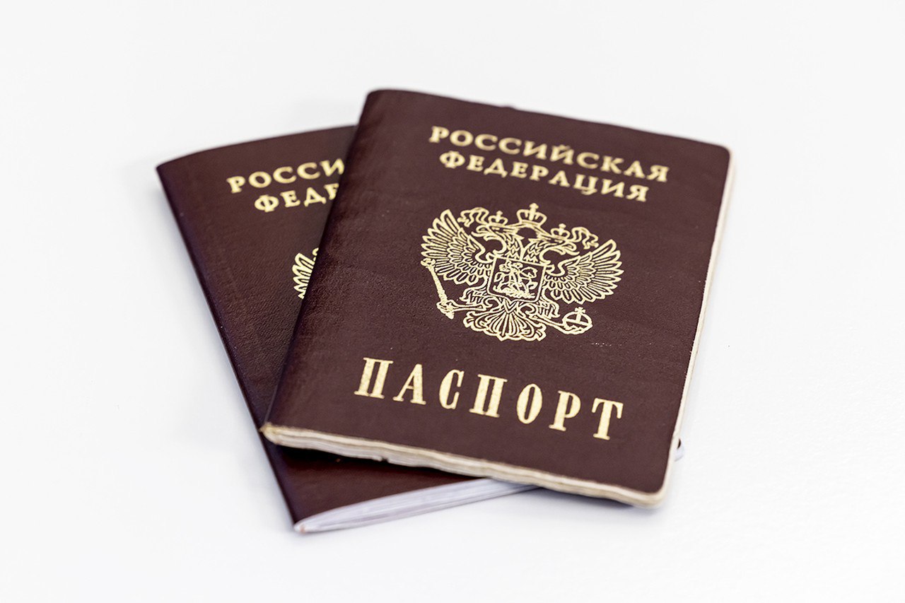 Россиянка взяла в рот паспорт и осталась без отпуска Инцидент произошел на турецкой таможне Девушка стояла с кучей пакетов и пыталась хоть как то освободить руки Из за этого ей пришлось на время положить паспорт в рот Пограничники увидели это и дважды отказали россиянке в прохождении контроля а затем вообще пригласили на беседу в специальную комнату Паспорт другой страны их не смутил Тот факт что девушка взяла документ в рот посчитали недопустимым оскорблением государственного символа и выписали официальное предупреждение   Подпишитесь на Абзац TG VK Дзен MAX Rutube