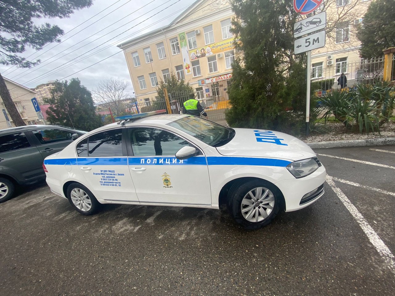 В Анапе стартовала «Декада дорожной безопасности детей» Она проходит на дорогах с 29 января по 7 февраля. Кроме усиленного контроля обстановки на дорогах запланированы и специальные рейдовые мероприятия. -В соответствии с Правилами дорожного движения мопедом разрешено управлять с 16 лет, пройдя обучение в автошколе и получив водительское удостоверение категории «М». За управление мопедом, скутером, мотоциклом, автомобилем без соответствующего права несовершеннолетнему водителю по достижении им 16 лет грозит штраф в размере от 5 до 15 тыс рублей,-напомнили в Госавтоинспекции Анапы. Также полицейские обращают внимание велосипедистов на то, что согласно ПДД движение тех, кто старше 14 лет может осуществляться по правому краю проезжей части, обочине и тротуару. Детям в возрасте до 14 лет Правила запрещают выезд на дорогу. Им можно управлять велосипедом, двигаясь только по тротуару либо в пределах пешеходных зон.  #АнапаСегодня  #НовостиАнапыСегодня #НовостиАнапы #АнапаНовости #АнапаМедиа  #АктуальныеНовостиАнапы